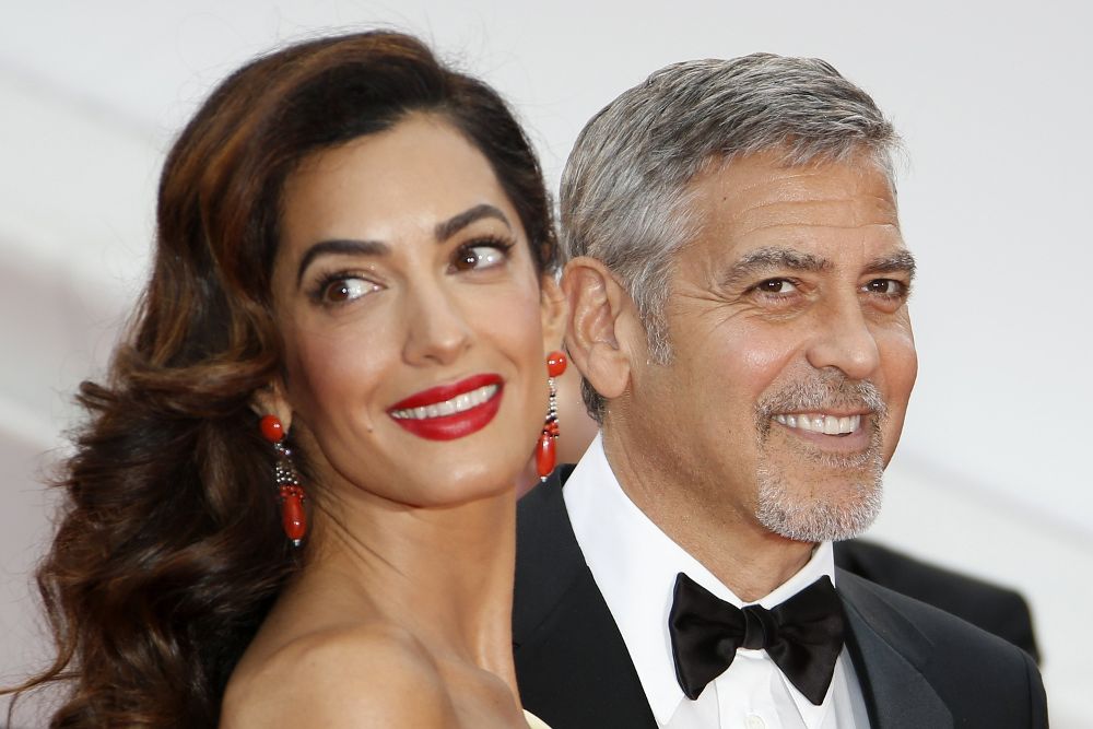 Fotografía de archivo que muestra al actor estadounidense George Clooney (d) y su mujer Amal.
