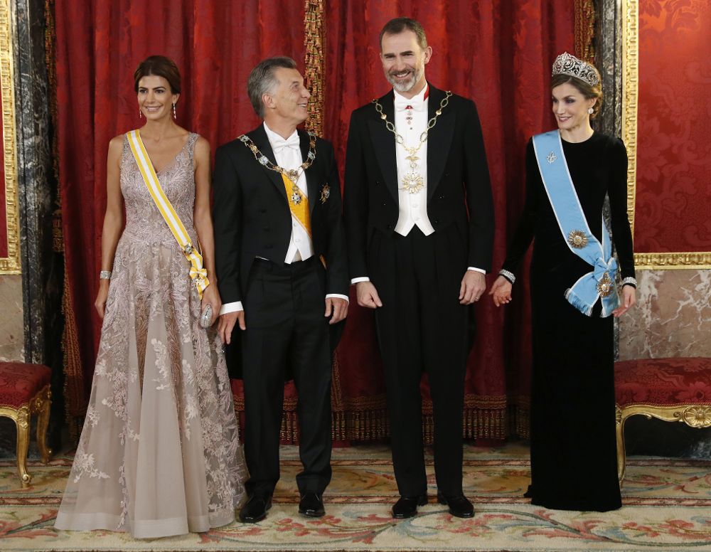 Los reyes Felipe y Letizia junto al presidente del Argentina, Mauricio Macri (2i) y su esposa, Juliana Awada (i), posan antes de la cena de gala que los Reyes ofrecen en su honor hoy en el Palacio Real.