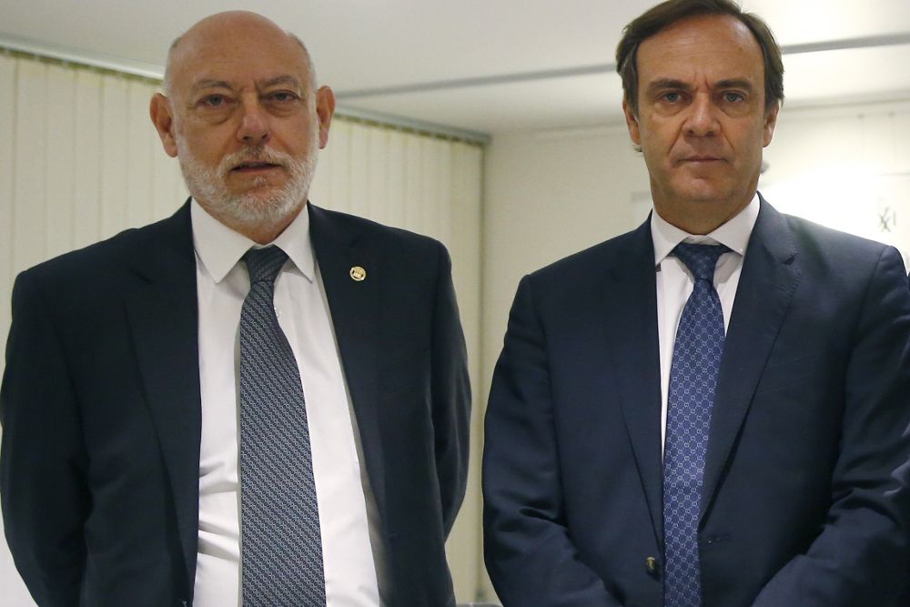 El presidente de la Audiencia Nacional, José Ramón Navarro (d), posa con el fiscal general del Estado, José Manuel Maza.