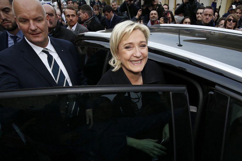 Marine Le Pen (d), junto a su guardaespaldas, Thierry Légier.