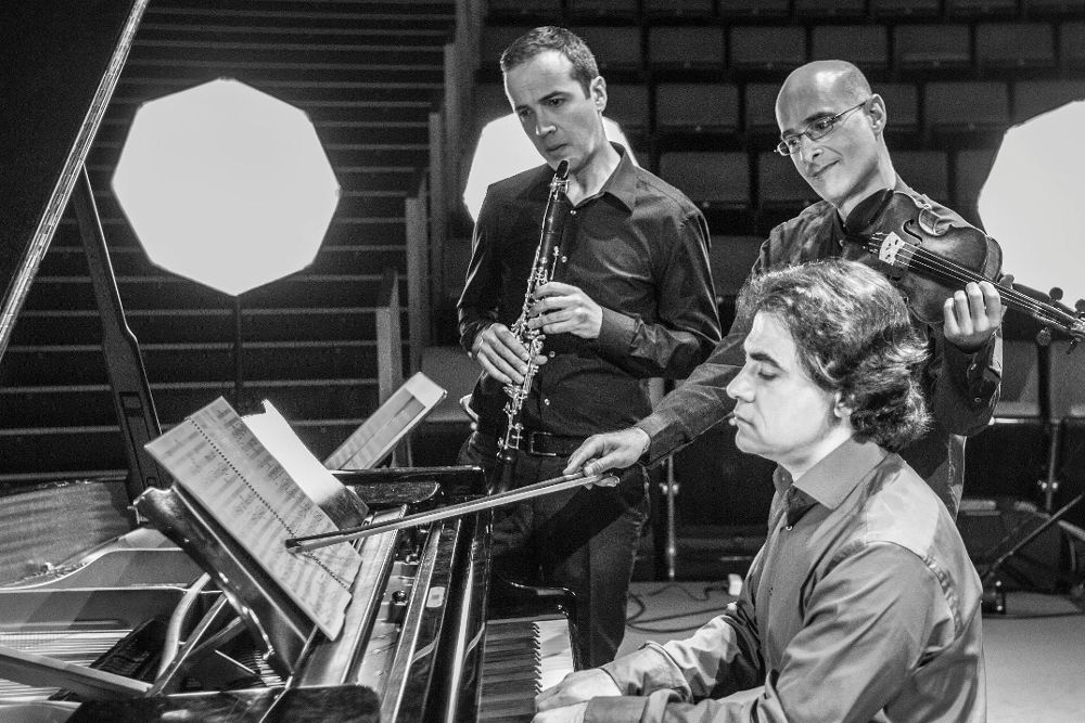 Gustavo Díaz-Jerez (piano), Cristo Barrios (clarinete) y David Ballesteros (violín) constituyen el núecleo estable de Quantum Ensemble.