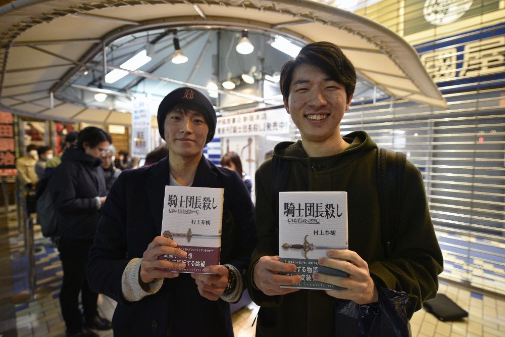 Shingo Kawamorita (i) y Masahiro Inoue (d) sostienen una copia de la nueva novela "Kishi dancho koroshi" ("Matar al comendador") del escritor nipón Haruki Muramaki, en la librería Kinokuniya en el distrito Shinjuku en Tokio, Japón, hoy 23 de febrero de 2017. 
