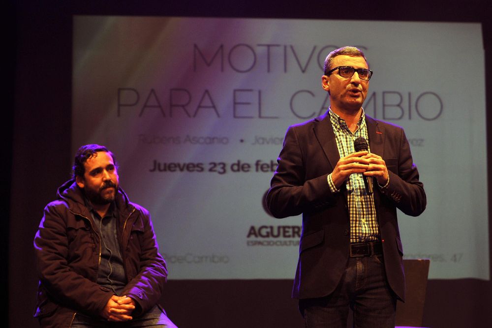 Rubens Ascanio y Javier Abreu durante el acto celebrado anoche en el Aguere Espacio Cultural.