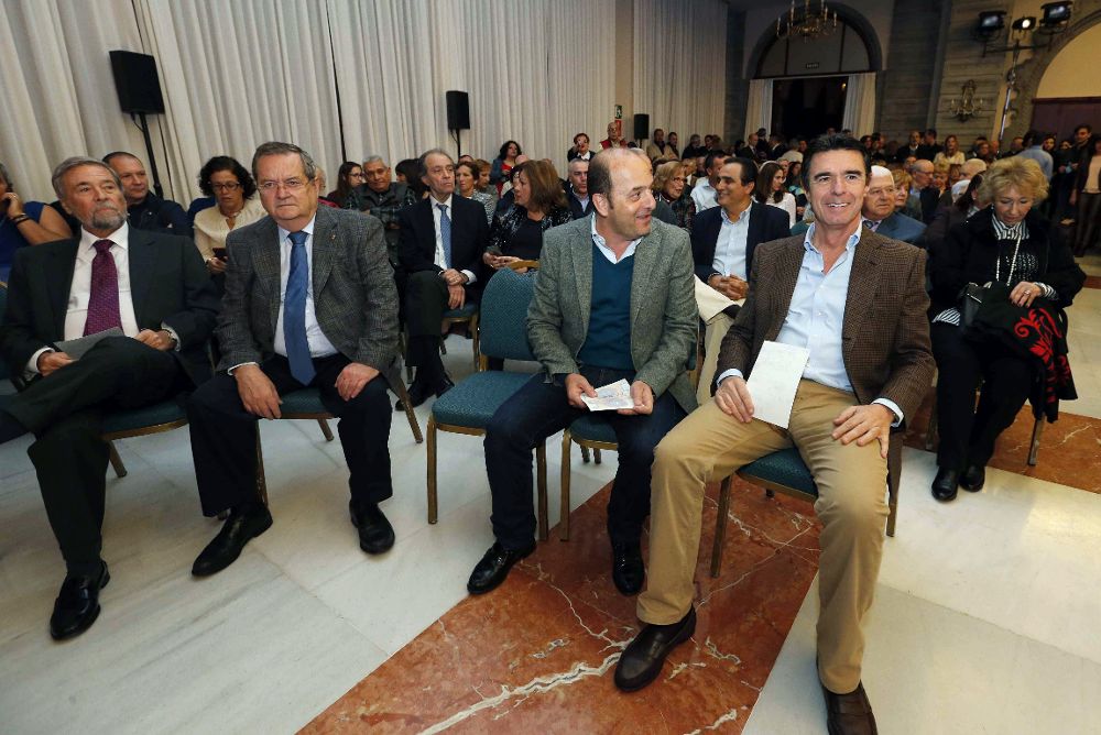 Juan José Cardona (2º der.) con el expresidente del PP de Canarias José Manuel Soria.