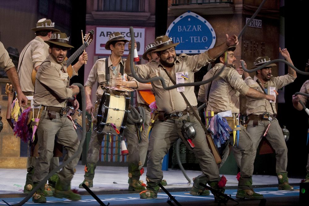 La chirigota "Los Indiana Jones de los callejones" en un momento de su actuación durante el último pase de semifinales del concurso de agrupaciones carnavalescas.