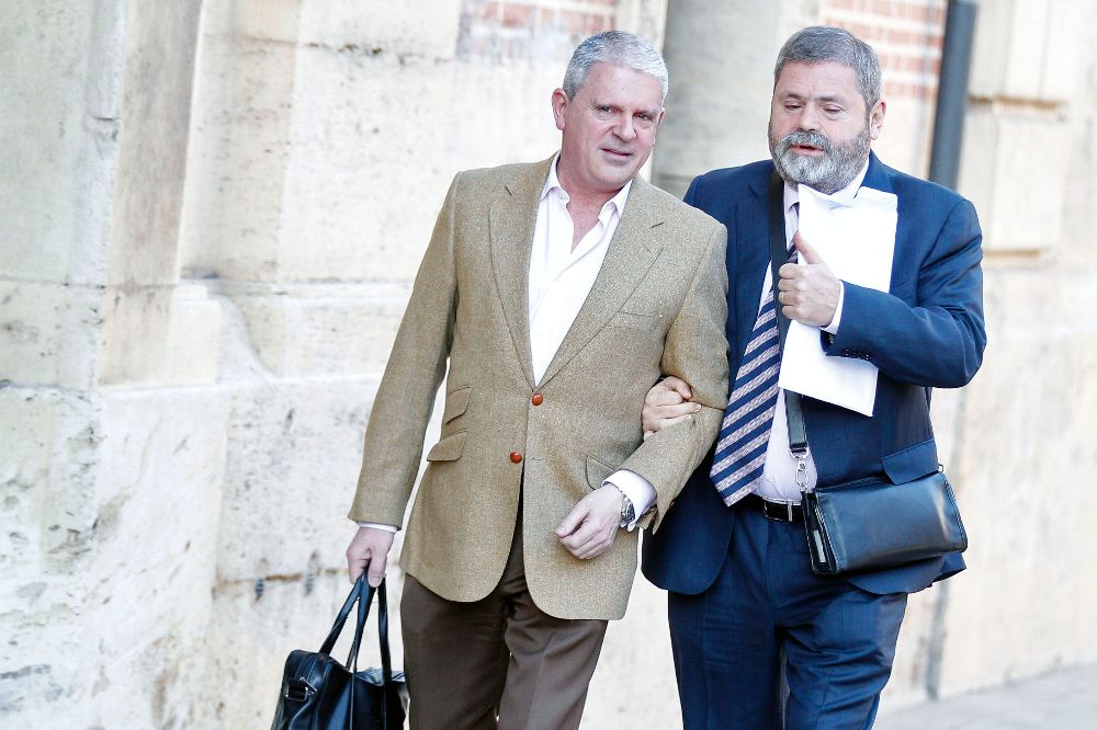 Pablo Crespo (iz.), uno de los cabecilla de la trama Gürtel, acompañado de su abogado, Miguel Durán.