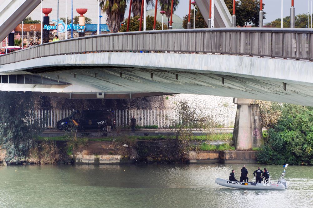 Los buzos del Grupo Especial de Operaciones de la Policía debajo del puente de la Barqueta de Sevilla.