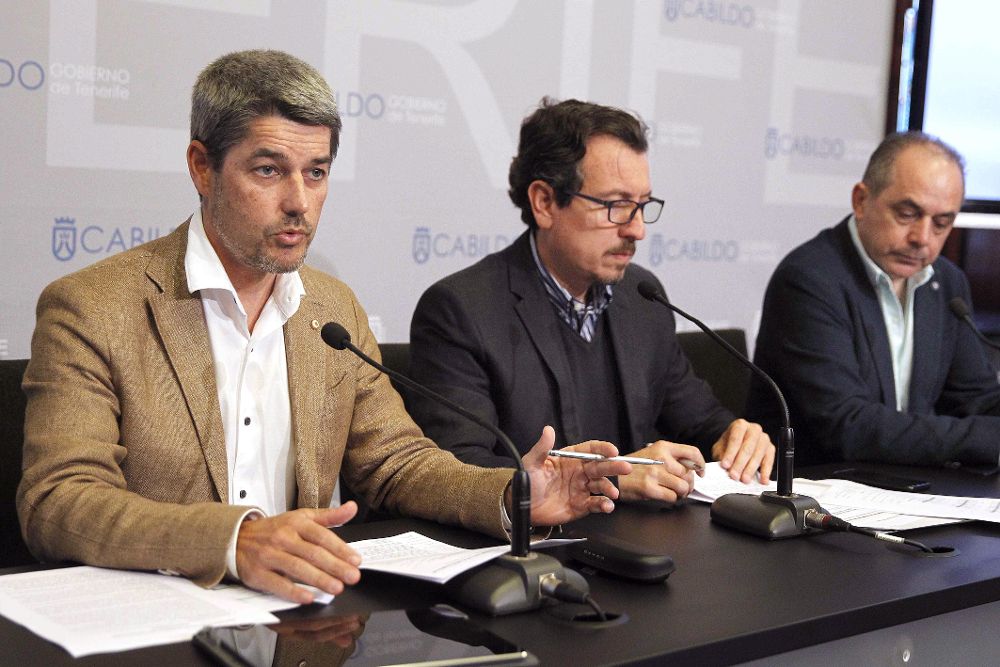 Alberto Bernabé (i), en una rueda de prensa con su compañero Jesús Morales (c) y el presidente de la Asociación de Cocineros y Reposteros de Canarias.