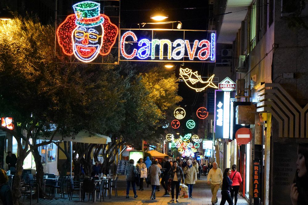 Las calles de la capital ya lucen la decoración típica del Carnaval.