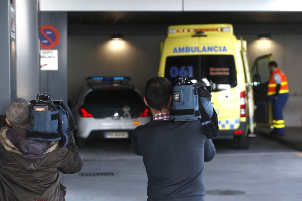 Dos cámaras de televisión captaban imágenes de las urgencias del Complejo Hospitalario Universirario de A Coruña, donde ha sido trasladada Rosario Porto.
