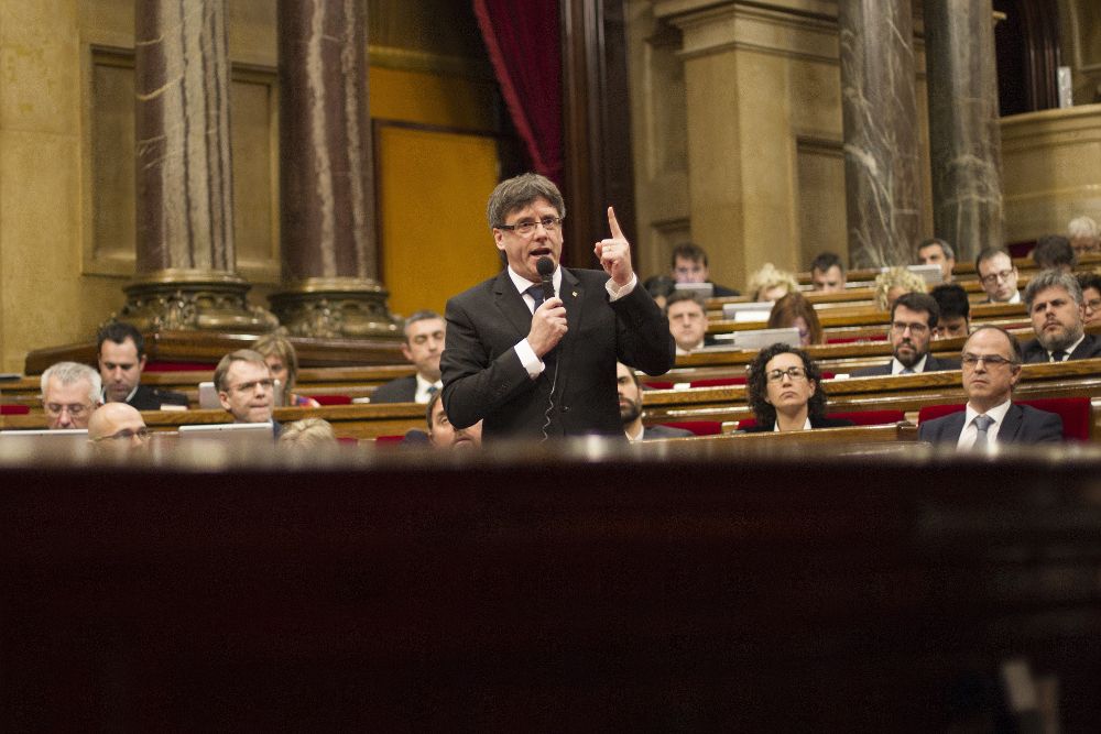 Carles Puigdemont (c), en el Parlament.