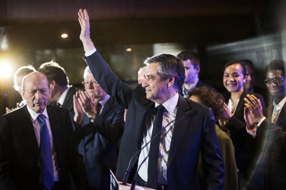 El candidato conservador a la presidencia de Francia, François Fillon (c).