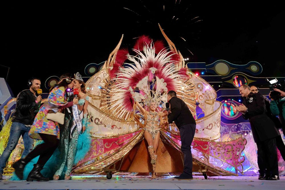 La candidata Esther Pérez Ramón, con la fantasía 'Grandiosa', de los diseñadores Cristina Robledano y Pedro Quintero, se coronó anoche reina del Carnaval.