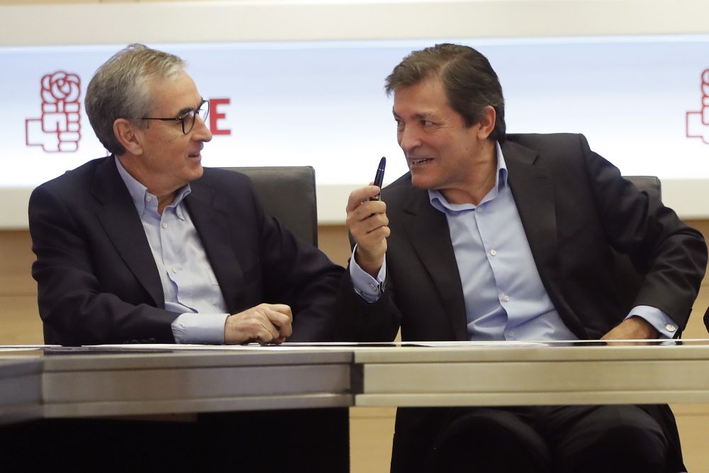 El presidente de la Comisión Gestora del PSOE, Javier Fernández (d), conversa con Ramón Jáuregui durante la reunión de trabajo.