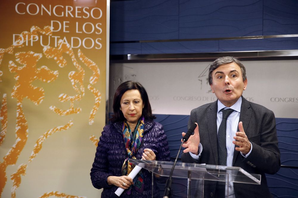 El portavoz de Economía del PSOE, Pedro Saura (d), junto a la diputada socialista Margarita Robles.