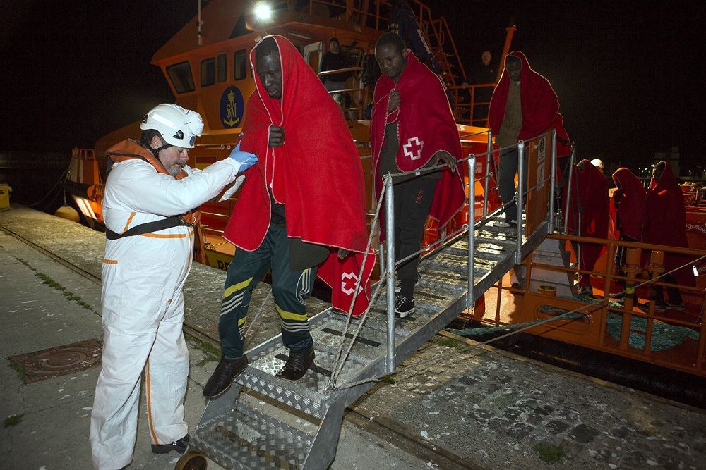 Un rescate anterior de subsaharianos, a dos millas de la isla de Alborán, en una barca neumática.