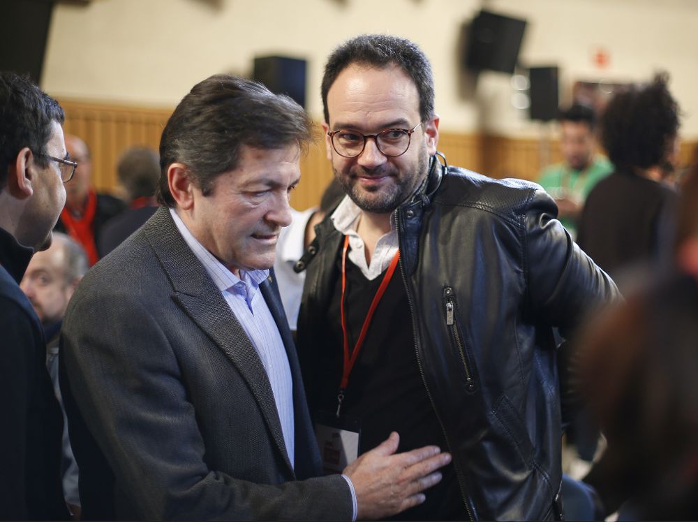 El presidente de la gestora socialista, Javier Fernández (i), y el portavoz del PSOE en el Congreso, Antonio Hernando.