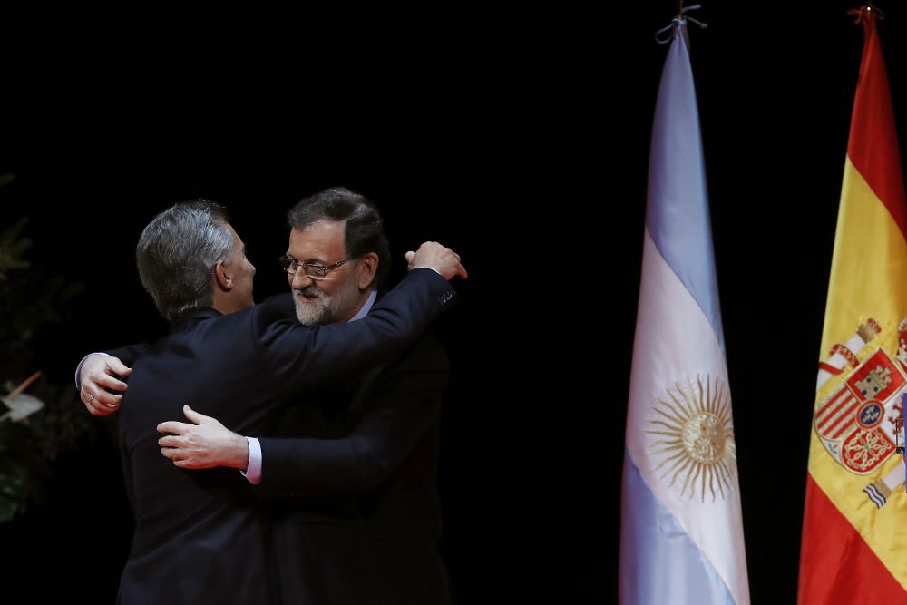 El presidente del Gobierno, Mariano Rajoy (d), saluda al presidente de Argentina, Mauricio Macri.