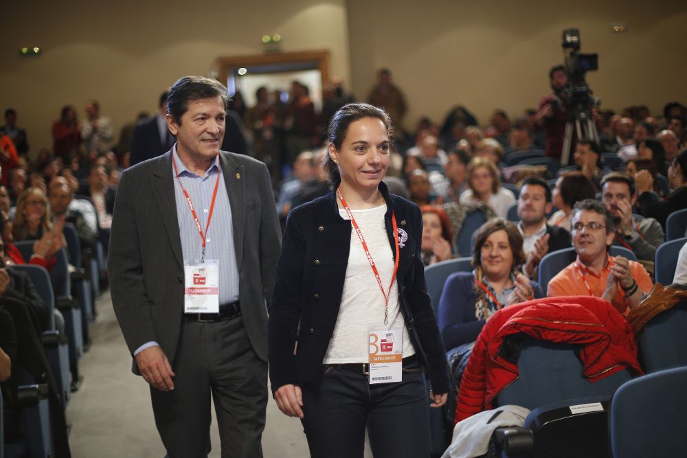 El presidente de la gestora socialista, Javier Fernández, y a secretaria general del PSOE madrileño, Sara Hernández.