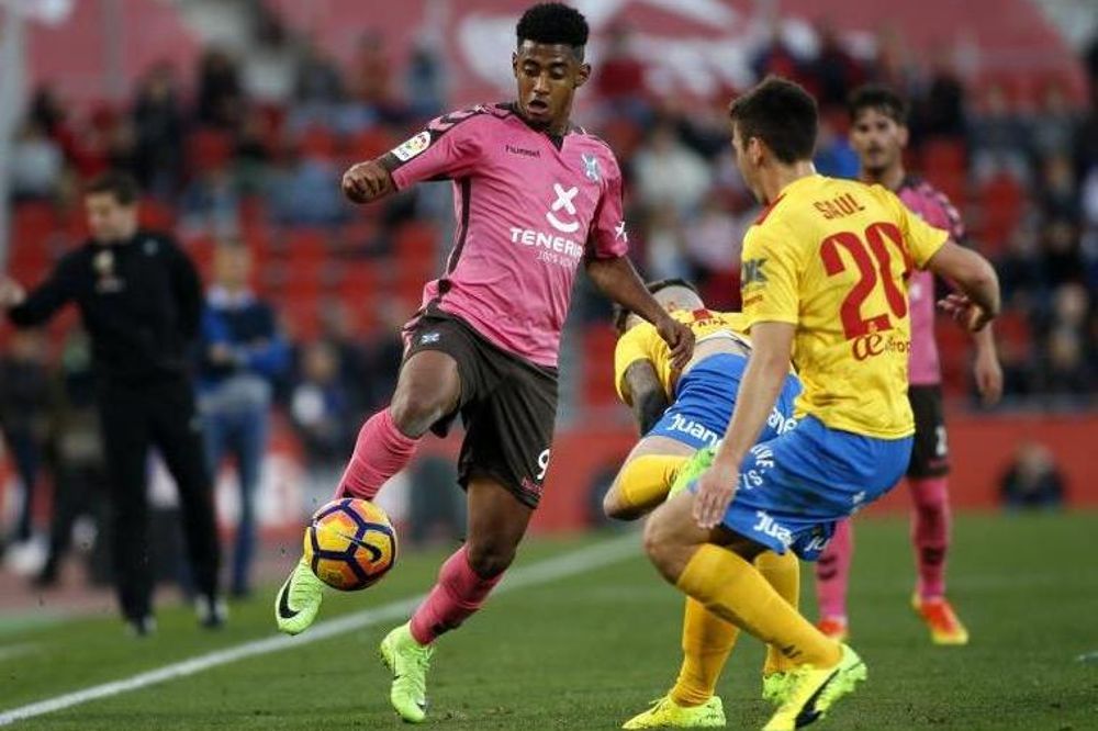 Lozano (i) trata de superar al exblanquiazul Saúl, durante el partido Mallorca-Tenerife.