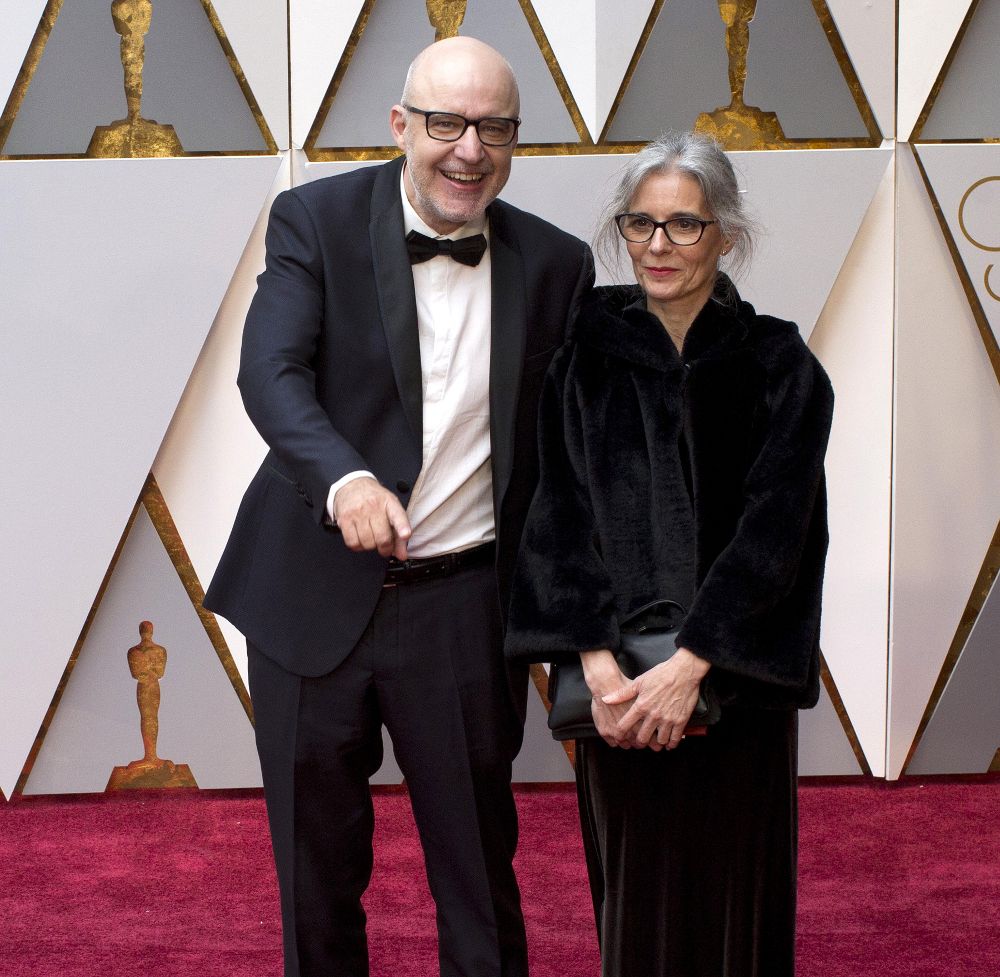 El director de la película "Timecode", Juanjo Giménez, posa en la alfombra roja junto a su esposa a su llegada.