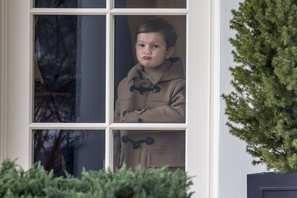 El nieto del presidente de los Estados Unidos Donald Trump, Joseph Kushner, se asoma a la ventana del Despacho Oval de la Casa Blanca.