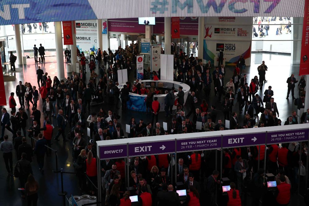 Varios congresistas hacen colas a la entrada del Mobile World Congress (MWC), que inaugura hoy en Barcelona el rey Felipe VI.