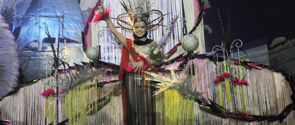 Gema Luis Martín fue elegida reina del Carnaval adulta con la fantasía "Reflejo del ónix".