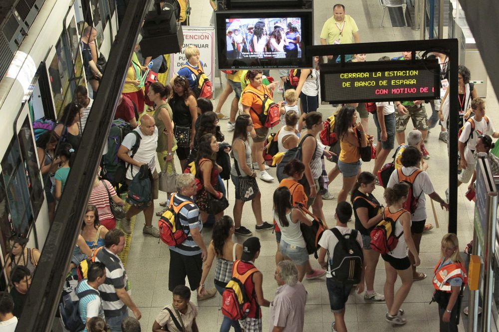 Cada vez mueren más personas en España. En la imagen, trasiego de viajeros en el metro de Madrid.