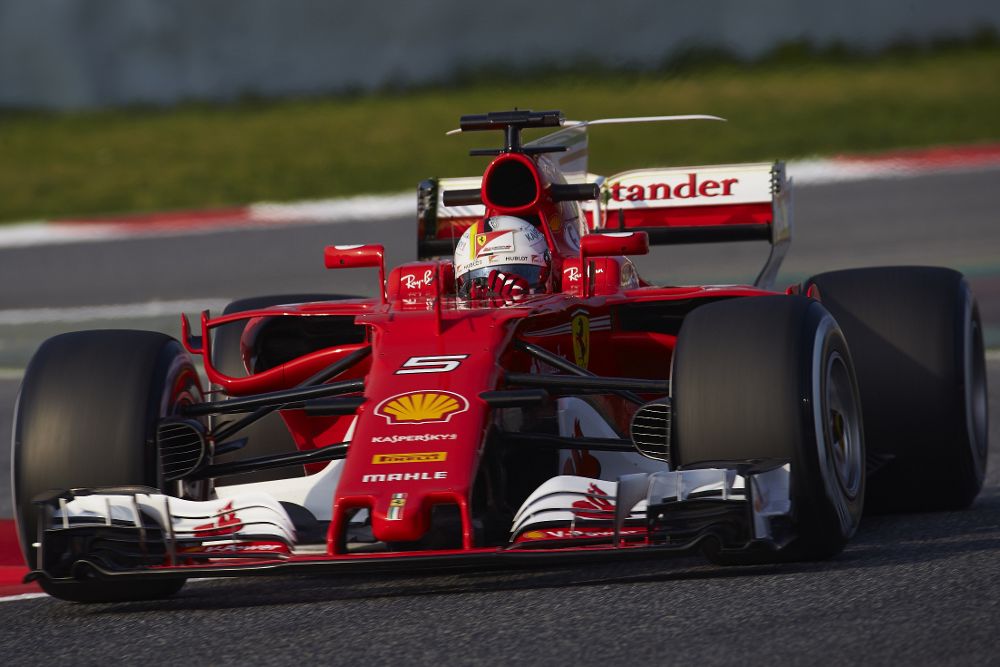 El piloto alemán de Ferrari Sebastian Vettel, durante la primera sesión de entrenamientos libres en el circuito de Montmelo (Barcelona).