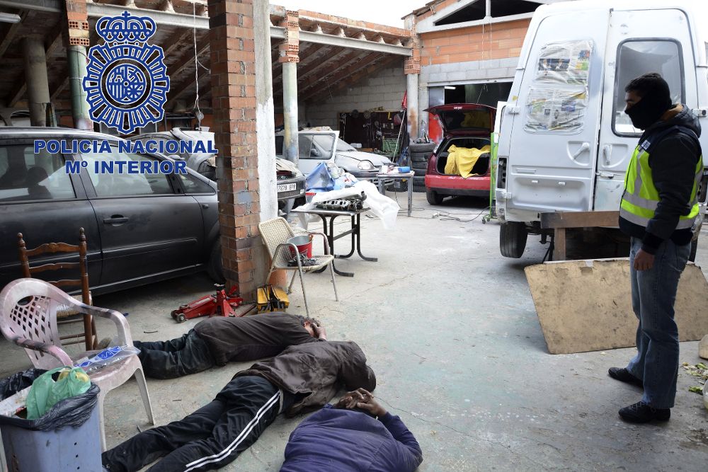 Fotografía facilitada por la Policía Nacional de un momento de la detención, en colaboración con la Policía de Colombia, a cinco presuntos narcotraficantes colombianos hoy en Reus (Tarragona) tras decomisar 12,5 kilos de cocaína ocultas en abono.