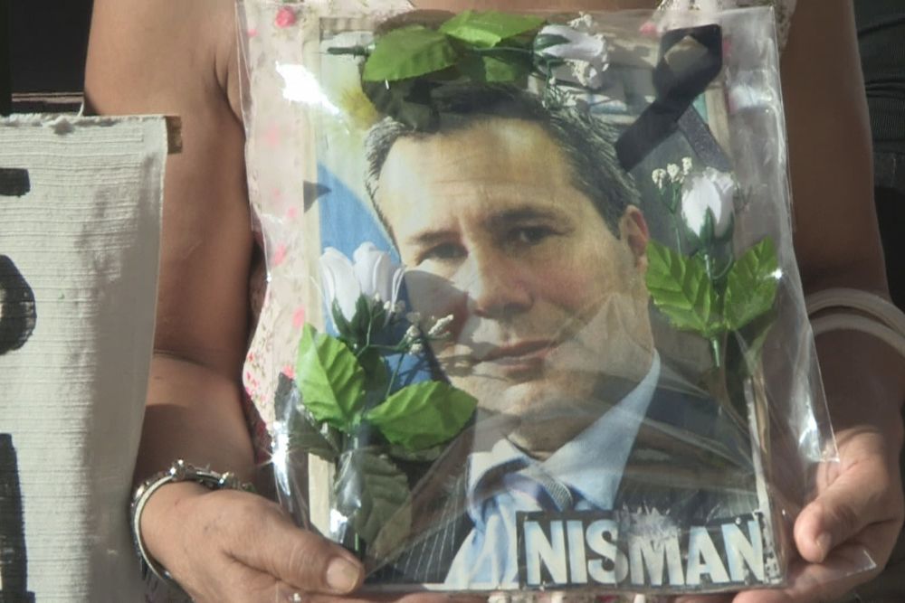 Una mujer sostiene una foto del fiscal Alberto Nisman el pasado 18 de enero, segundo aniversario de su muerte, en Buenos Aires.