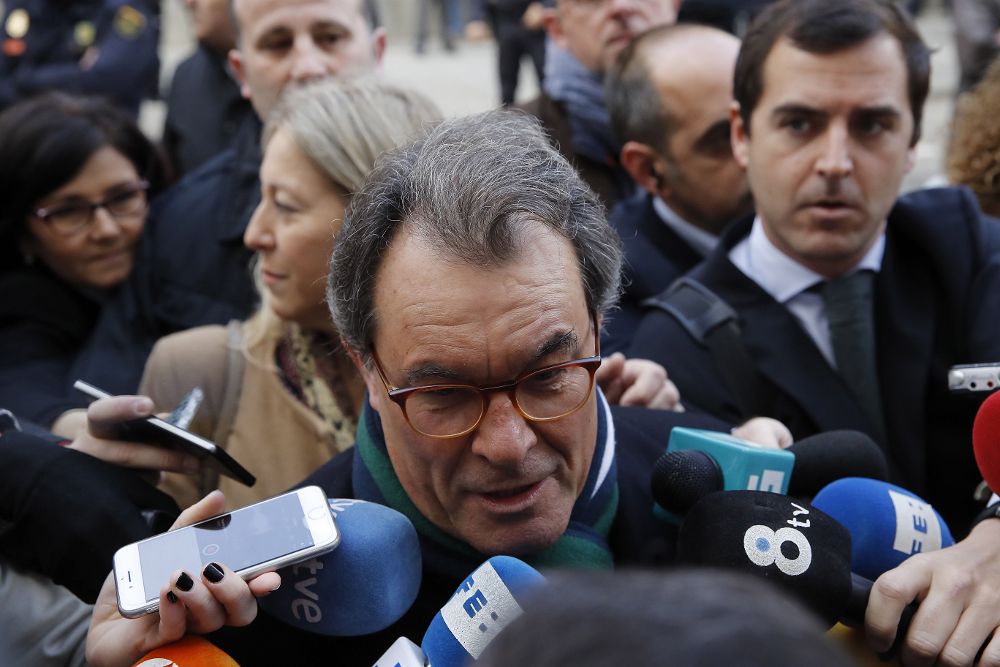 El expresidente de la Generalitat Artur Mas, contesta a las preguntas de los periodistas a la entrada del Tribunal Supremo, ayer, antes de comenzar la declaración de Francesc Homs.