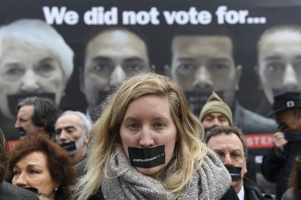 Seguidores de la campaña nacional "Stop the silence" (detened el silencio) se reúnen a las afueras del Parlamento en Londres. Van contra del "brexit".