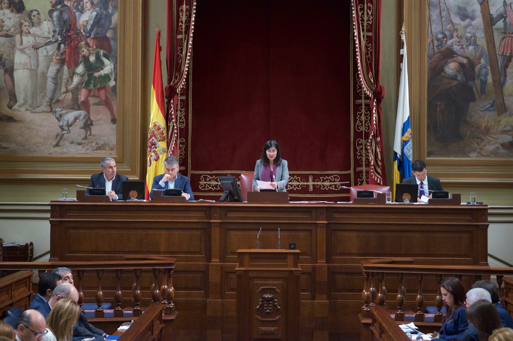 Una sesión del Parlamento de Canarias, con la Mesa al frente.