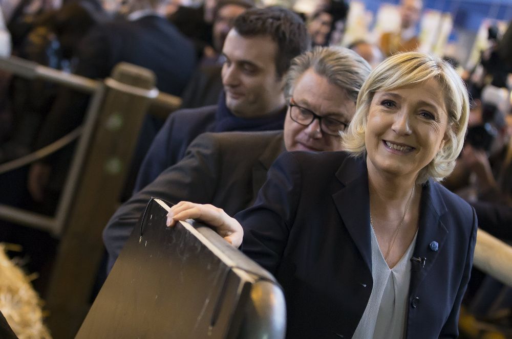 La candidata ultraderechista a la Presidencia de Francia, Marine Le Pen (d),