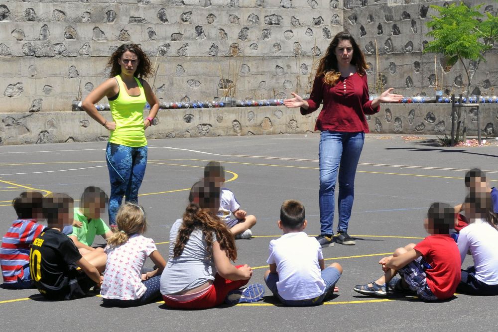 Un grupo de niños participa en una actividad lúdica, en una imagen de archivo.
