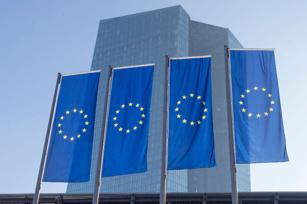 Banderas de la Unión Europea ondean en la sede del Banco Central Europeo (BCE), en Fráncfort (Alemania).