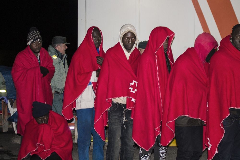 Inmigrantes de origen subsahariano rescatados de una patera a 65 millas de la costa granadina llegan al puerto de Motril, el pasado día 26.