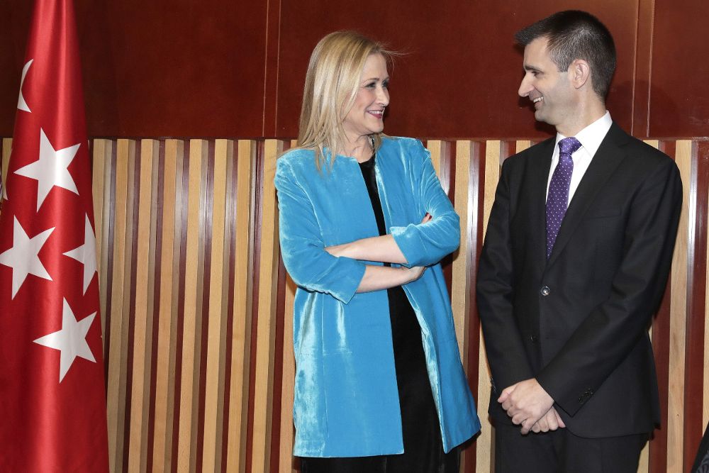 Cristina Cifuentes con el nuevo director de Radio Televisión Madrid, José Pablo López.