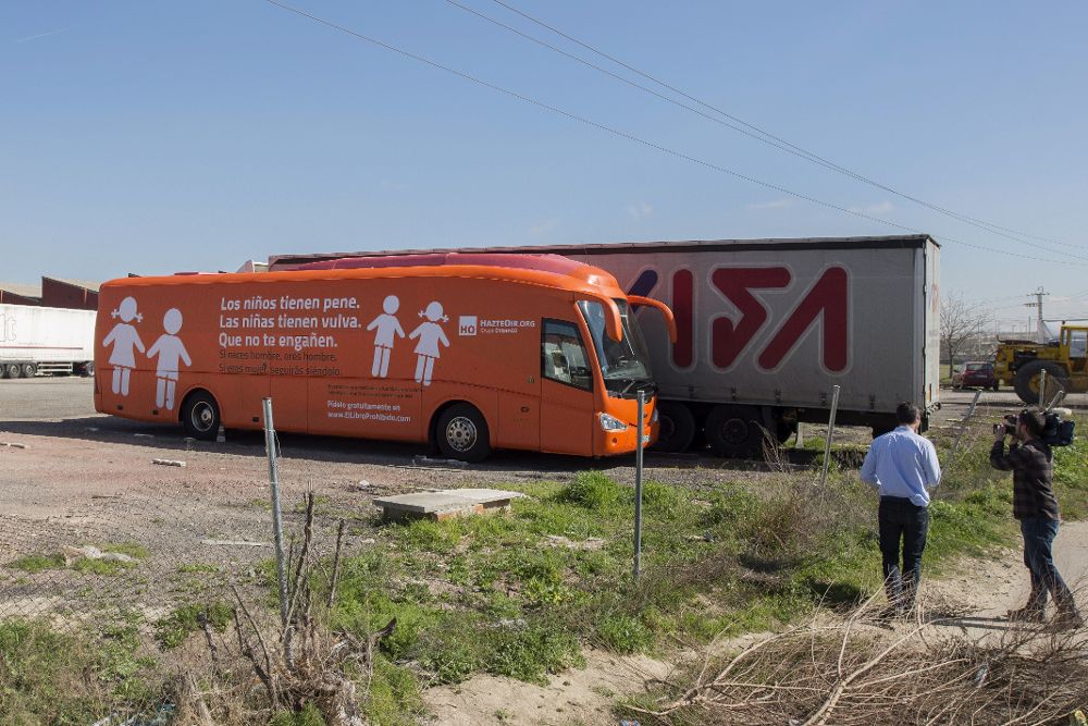 Autobús de la organización ultracatólica Hazteoir retenido en un aparcamiento de la localidad madrileña de Coslada.