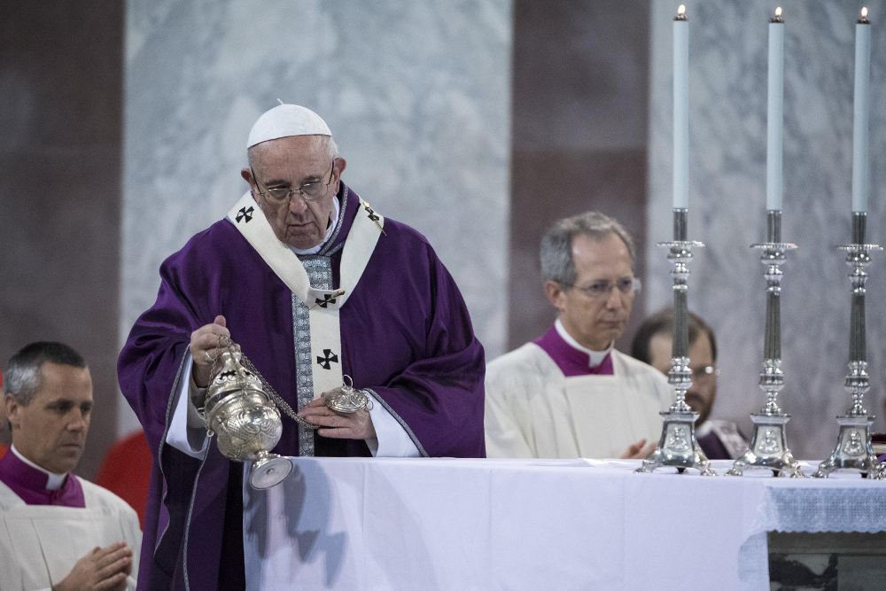 El papa Francisco (c) oficia la misa de Miércoles de Ceniza.