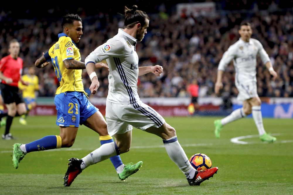 Gareth Bale (d) pelea un balón con el centrocampista de Las Palmas Jonathan Viera.