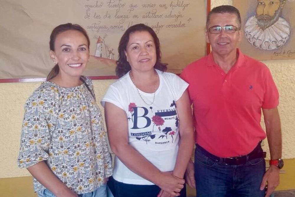Olivia Delgado (i) y otros dos concejales socialistas en una reciente visita a un colegio del municipio.