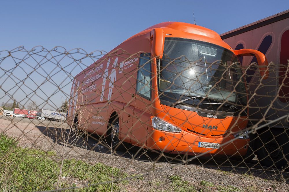 Autobús de la organización ultracatólica Hazte Oir retenido en un aparcamiento de la localidad madrileña de Coslada. 