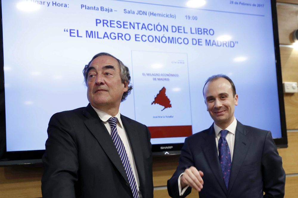 El presidente de la patronal CEOE, Juan Rosell (i), presenta el libro "El milagro económico de Madrid", escrito por José Mª Rotellar, en Madrid.