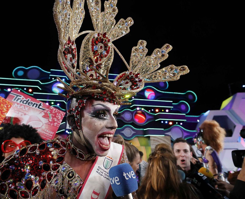Nelson Rodriguez Moreno, Drag Sethlas, nuevo Drag Queen del carnaval de Las Palmas de Gran Canaria 2017, atiende a la prensa tras ganar el concuerso.