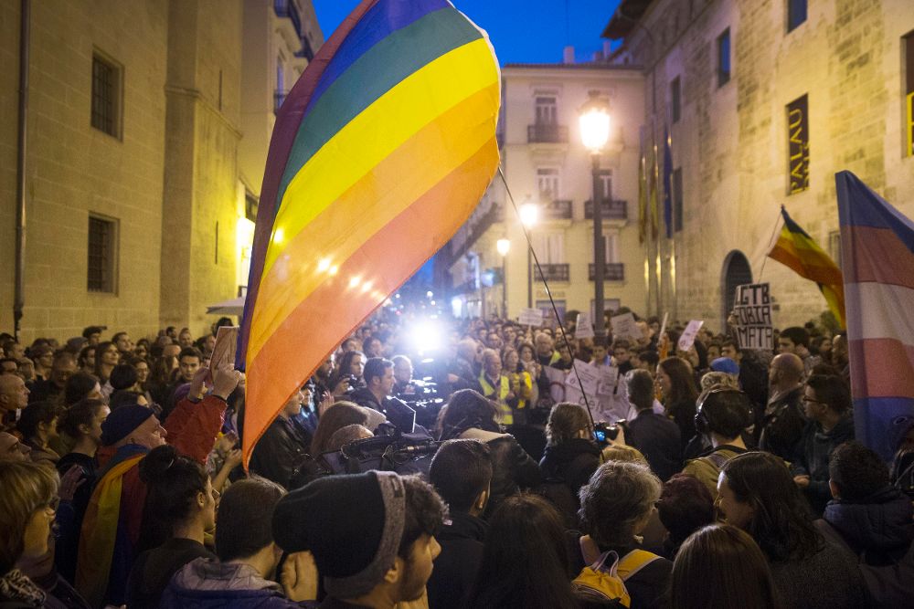 Vista general de la concentración convocada por el Moviment LGTB ante Les Corts Valencianes contra el autobús de la organización ultracatólica Hazte Oír con mensajes contra la transexualidad infantil.