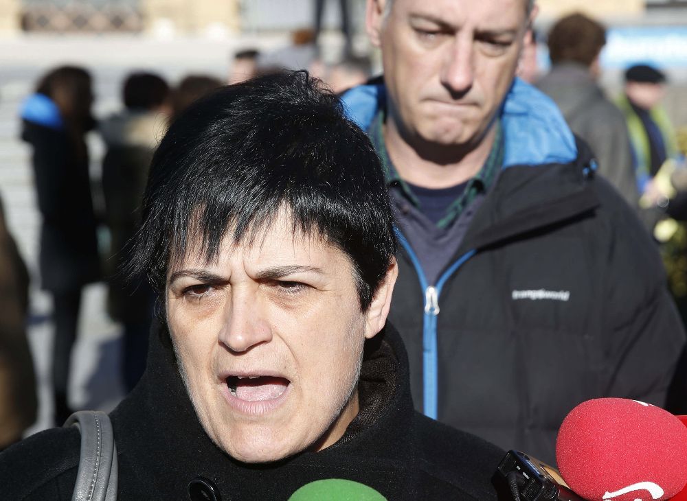 La diputada de EH Bildu Marian Beitialarrangoitia, durante la concentración convocada frente al Ayuntamiento de San Sebastián para condenar el acuchillamiento de la niña.