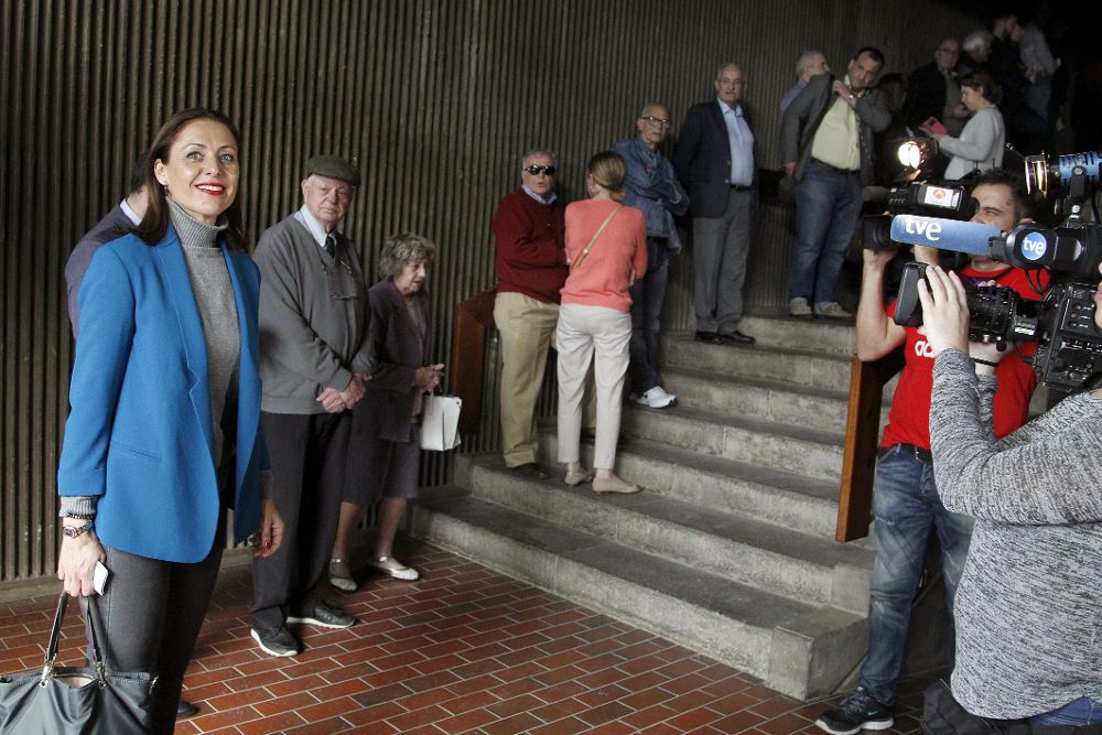 La candidata a presidir el PP de Canarias, Cristina Tavío (i), espera para votar en la sede de su partido en la capital tinerfeña.